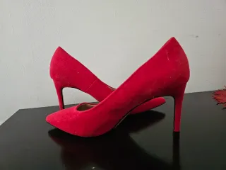 Zapatos de tacón rojos muy elegante..