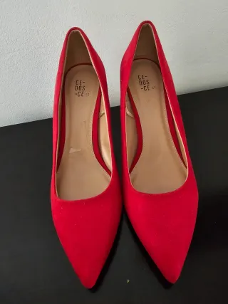 Zapatos de tacón rojos muy elegante..