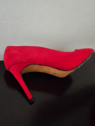 Zapatos de tacón rojos muy elegante..