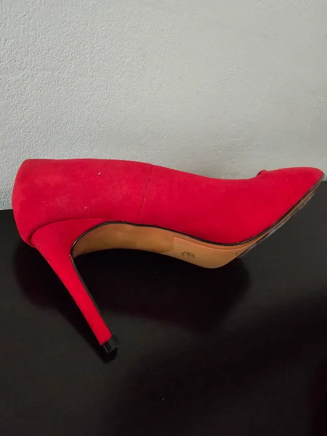 Zapatos de tacón rojos muy elegante..