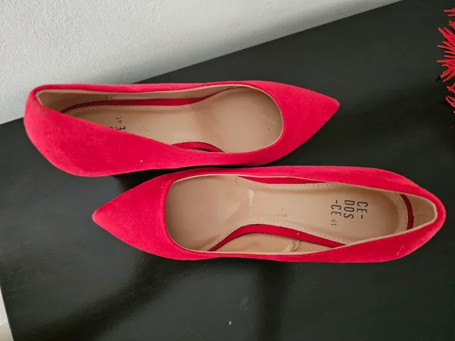 Zapatos de tacón rojos muy elegante..