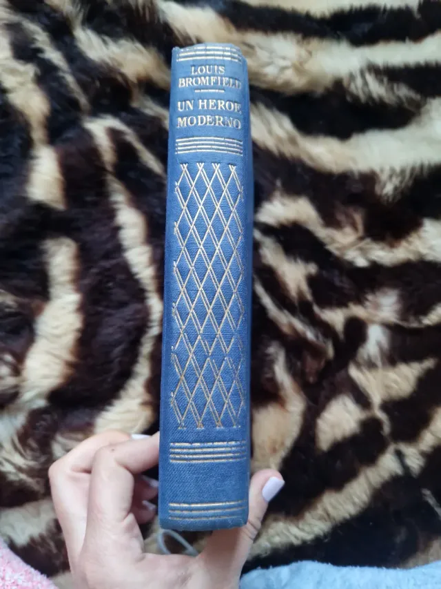 Libro vintage Un héroe moderno