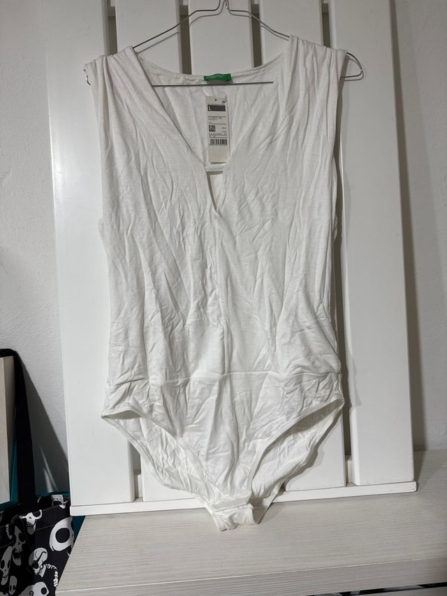 Body blanco escote pico sin mangas