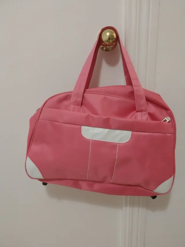Bolsa de deporte rosa y blanca