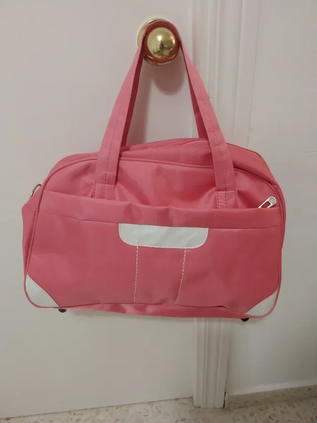 Bolsa de deporte rosa y blanca