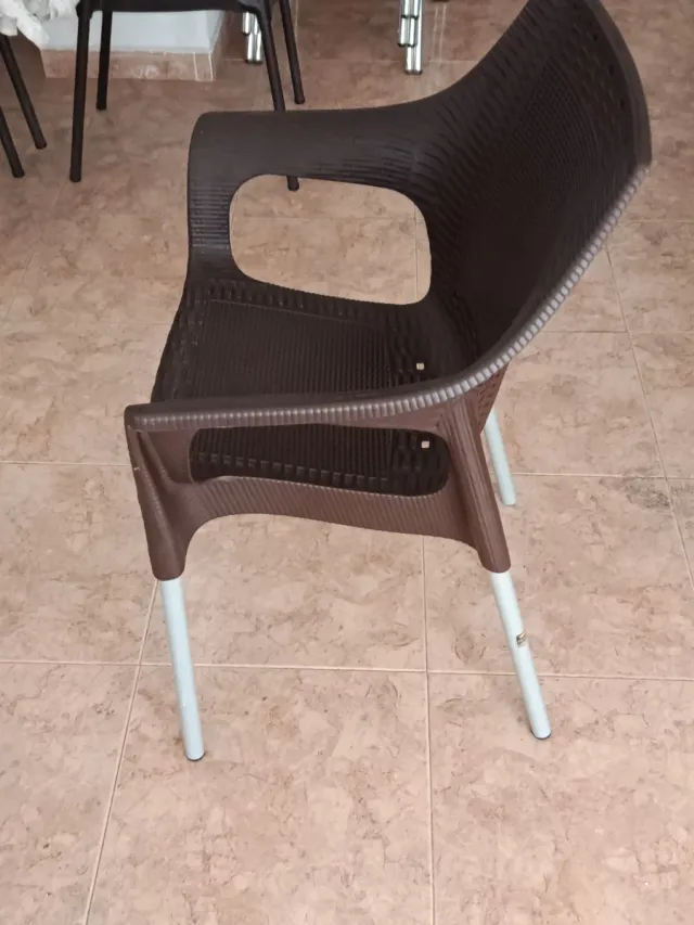 Sillas de terraza marrones y plateadas .