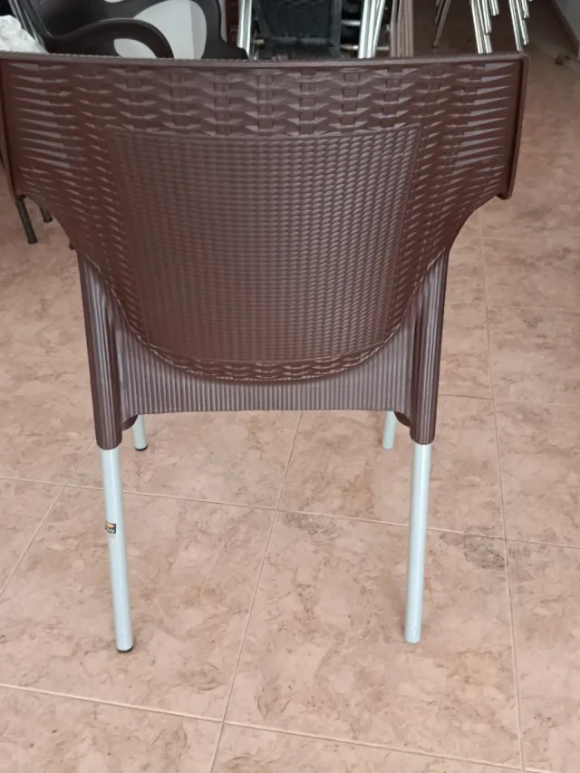 Sillas de terraza marrones y plateadas .