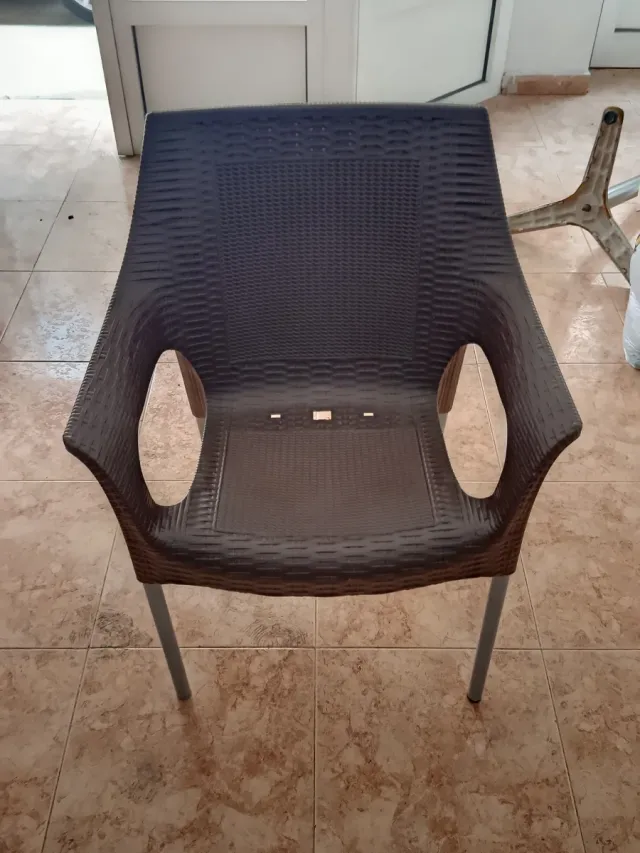 Sillas de terraza marrones y plateadas .