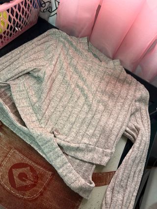 Top gris y rosa de canalé