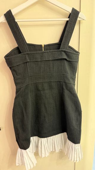 Vestido Sandro Negro con Cremallera y Volantes