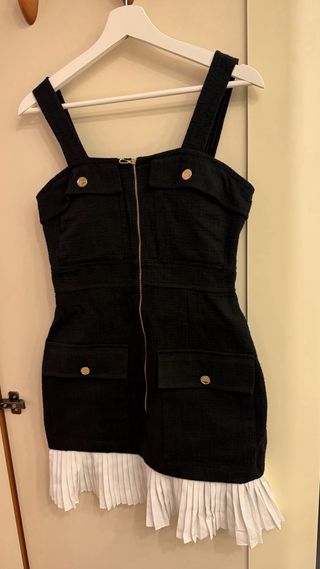 Vestido Sandro Negro con Cremallera y Volantes
