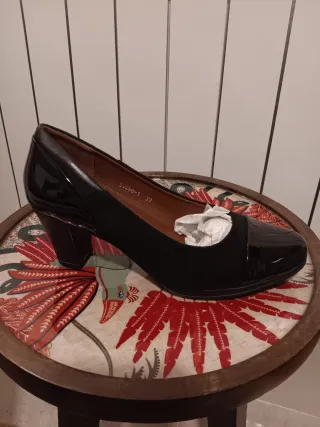 Zapatos de tacón negros talla 39.material ante