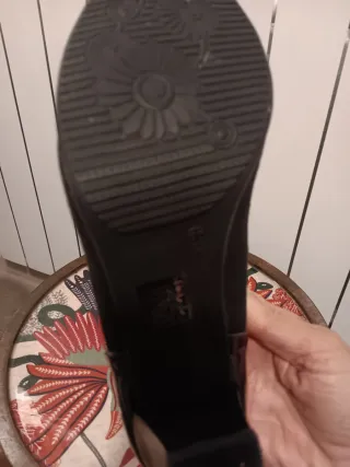 Zapatos de tacón negros talla 39.material ante
