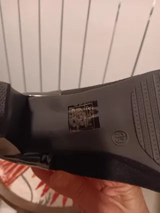 Zapatos de tacón negros talla 39.material ante