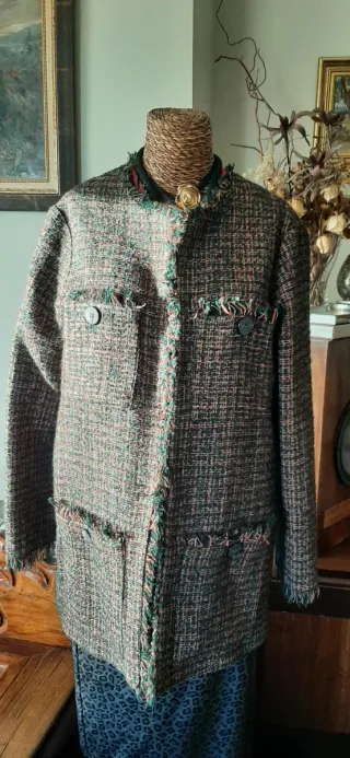 Chaqueta estilo Chanel en tonos marrones Y verdes.