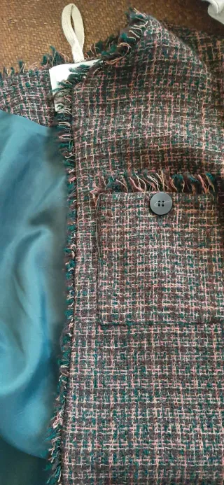 Chaqueta estilo Chanel en tonos marrones Y verdes.