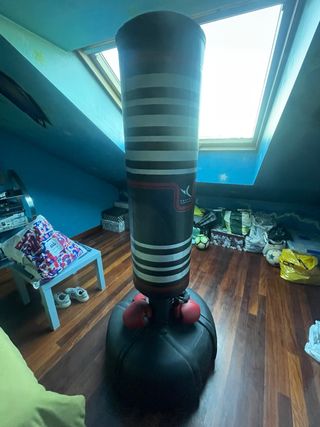 Saco de boxeo con base y guantes