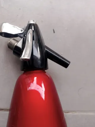 Sifón de soda rojo