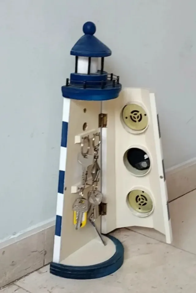 Faro decorativo madera con llavero