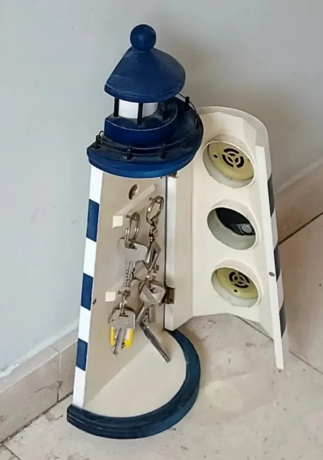 Faro decorativo madera con llavero