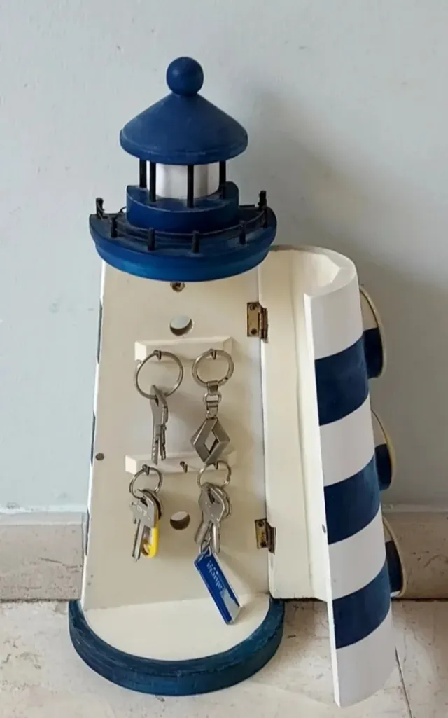 Faro decorativo madera con llavero