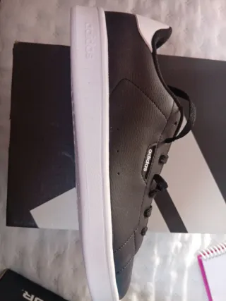 Zapatilla Adidas Negra y Blanca