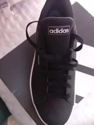 Zapatilla Adidas Negra y Blanca