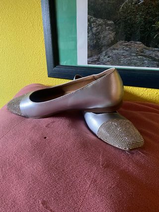 Zapatos planos plateados con pedrería, nuevos