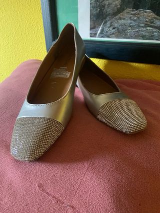 Zapatos planos plateados con pedrería, nuevos