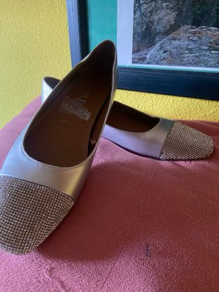 Zapatos planos plateados con pedrería, nuevos
