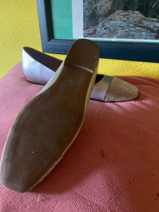 Zapatos planos plateados con pedrería, nuevos