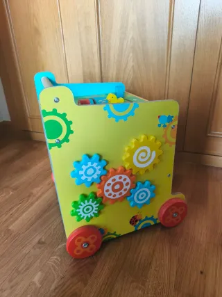 Andador de madera para bebés.