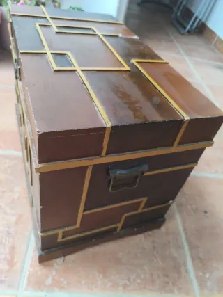 Baúl de madera decorado