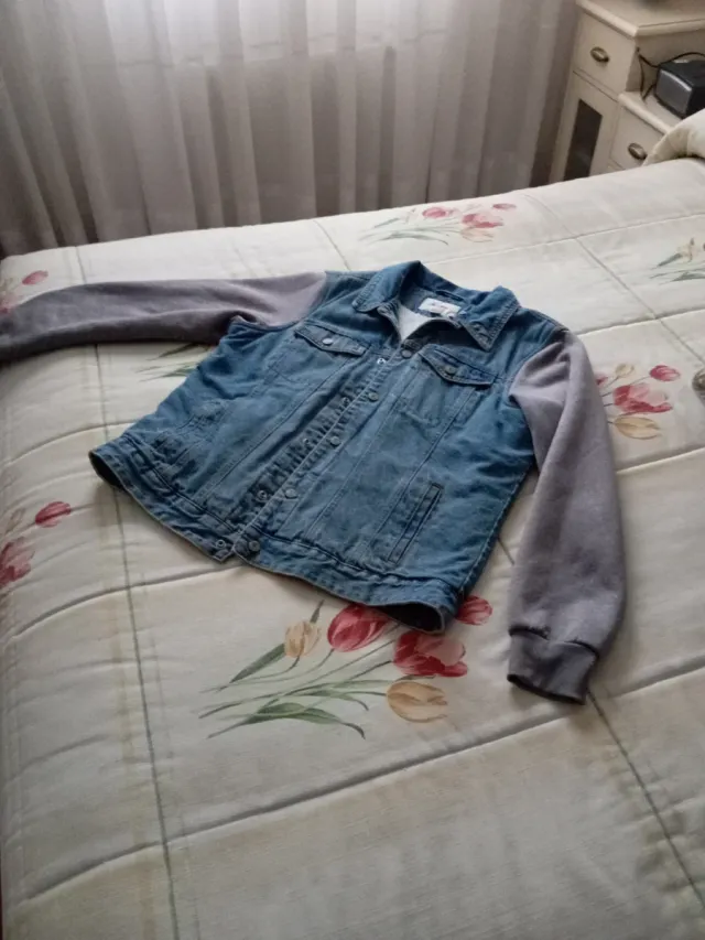 Chaqueta vaquera con mangas grises