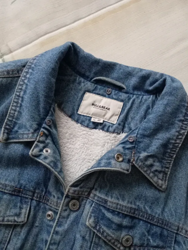 Chaqueta vaquera con mangas grises