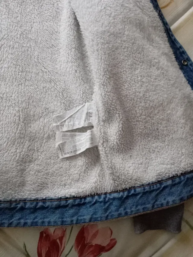 Chaqueta vaquera con mangas grises