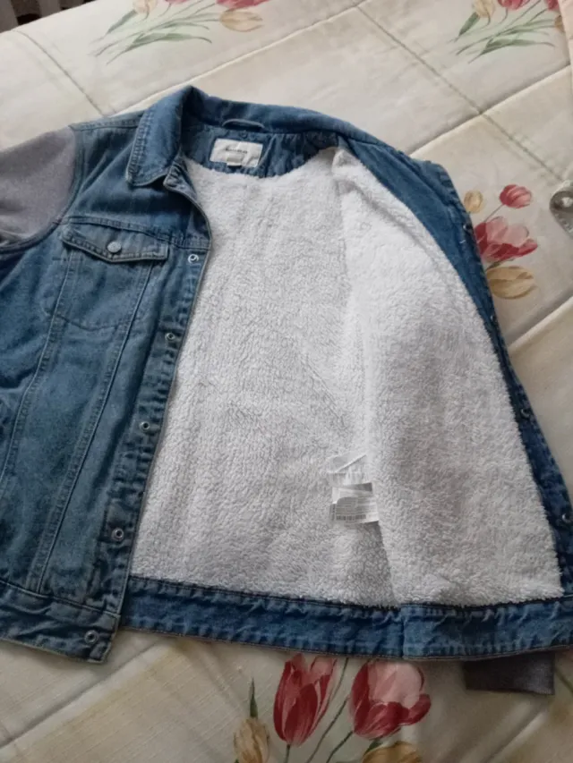 Chaqueta vaquera con mangas grises