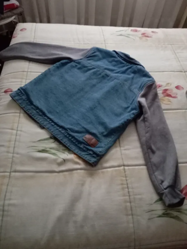 Chaqueta vaquera con mangas grises