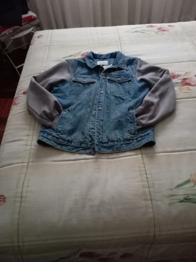 Chaqueta vaquera con mangas grises