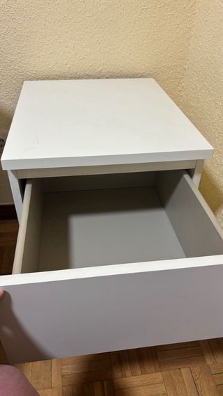 Due comodini IKEA MALM bianchi con 2 cassetti