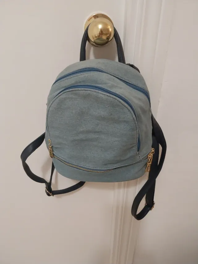 Mochila pequeña vaquera con detalles dorados