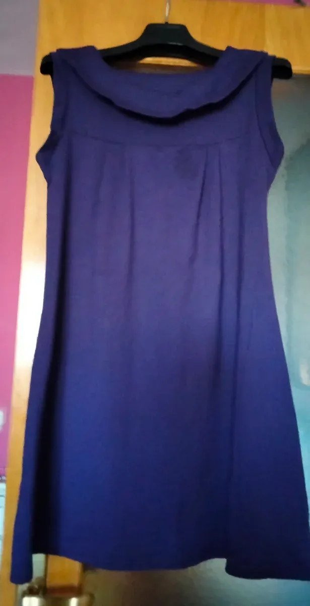 Vestido morado sin mangas y vestido granate manga