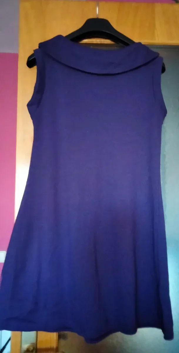 Vestido morado sin mangas y vestido granate manga