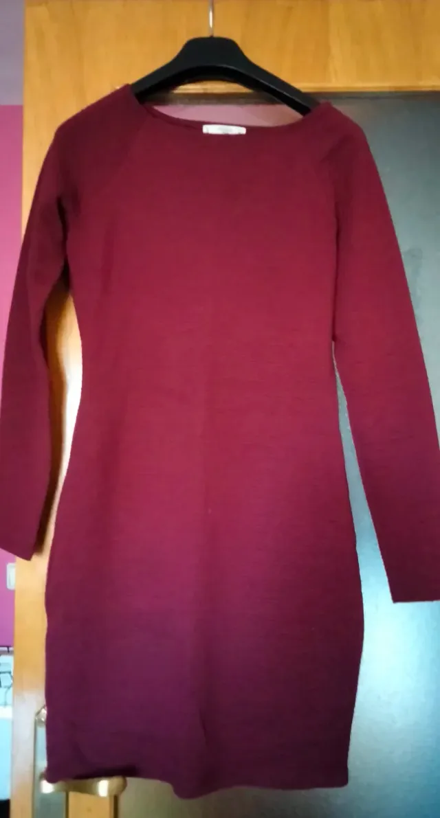 Vestido morado sin mangas y vestido granate manga