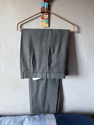 Traje gris de doble botonadura