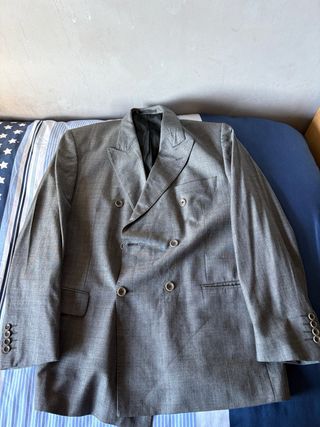 Traje gris de doble botonadura