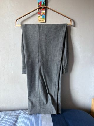 Traje gris de doble botonadura