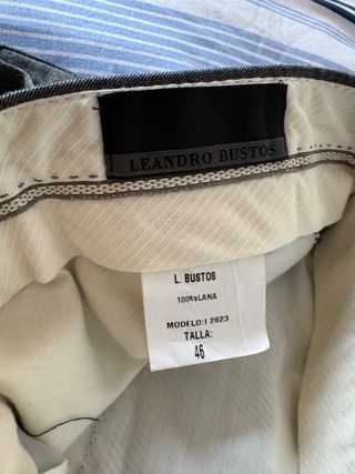 Traje gris de doble botonadura