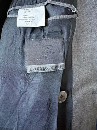 Traje gris de doble botonadura