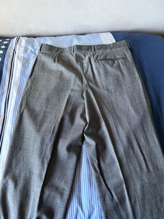 Traje gris de doble botonadura